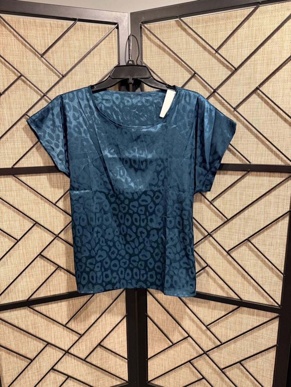 *NWT* Kara & Kate - Teal Animal-Print Short Sleeve Satin Tee - L